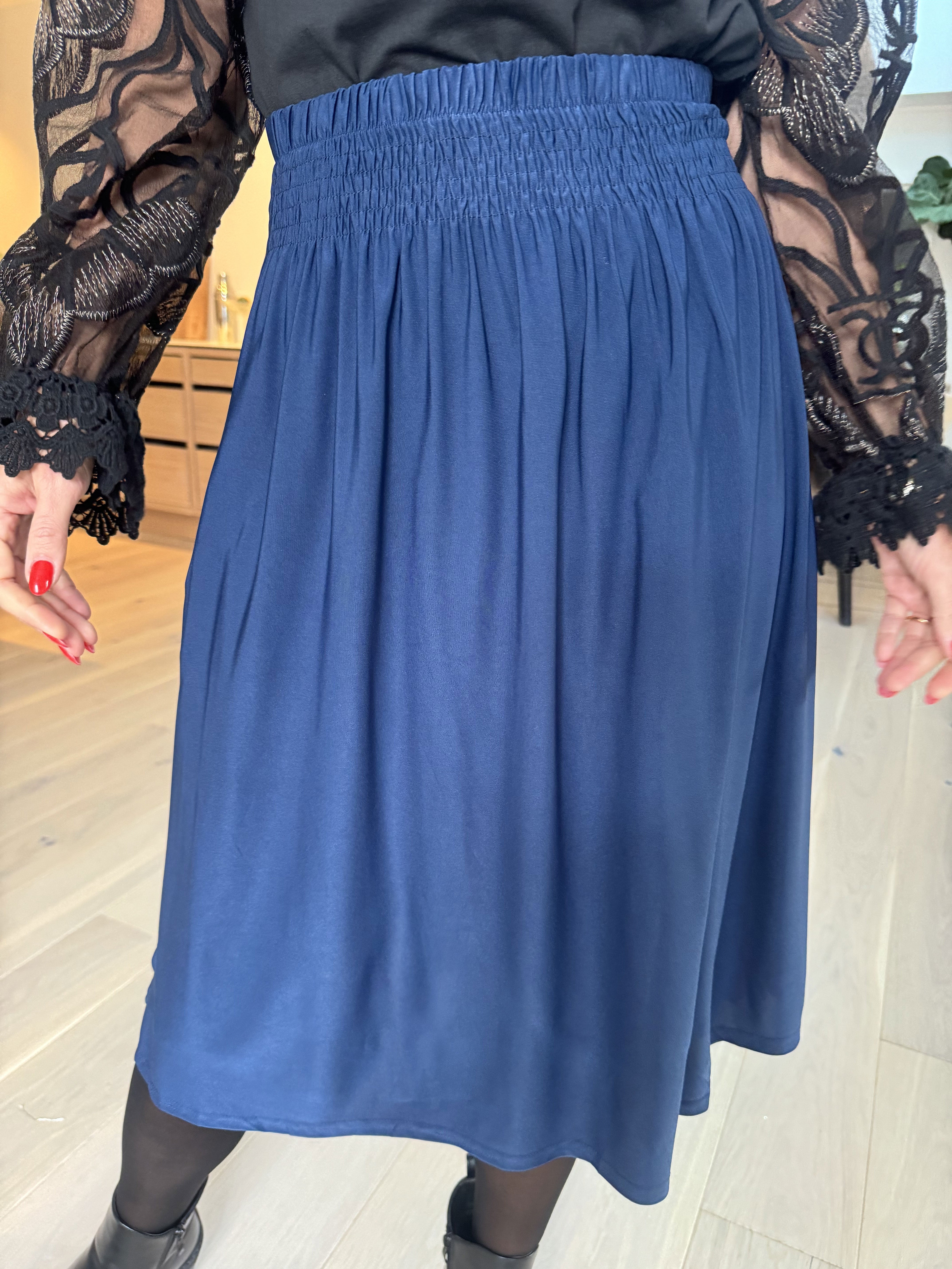 Pams Plain Skirt - Ensfarvet nederdel i elastisk stof